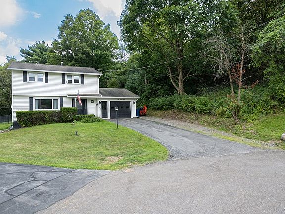 2nd image of 103 Oakridge Cir