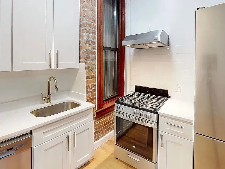 97 Perry St #7 — Photo 7
