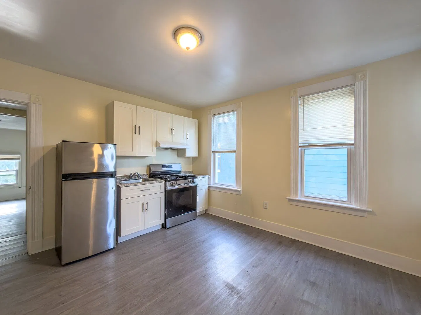 Spacious 5-Bedroom House w/ 2 Kitchens, 2 Full Baths & Off-Street Parking Available NOW! — Photo 4