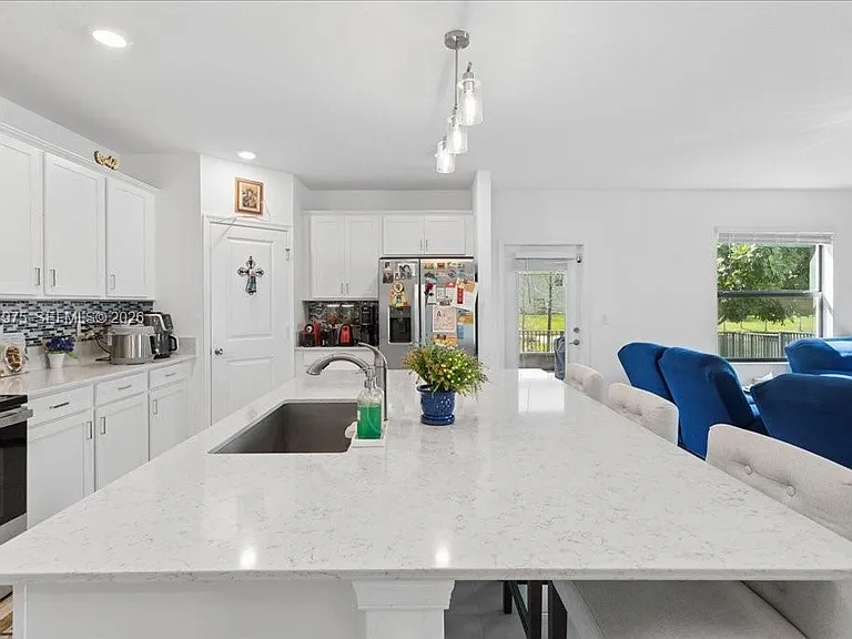 6018 Henderson Way — Photo 3