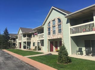 135 W Oak Leaf Dr UNIT 8, Oak Creek, WI 53154