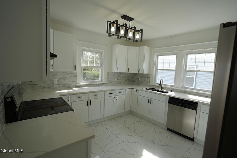 3rd image of 467 Locust Avenue