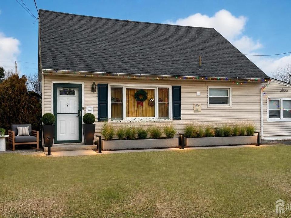 1st image of 7 Kendall Dr