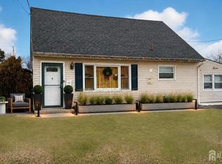 7 Kendall Dr, Parlin, NJ 08859