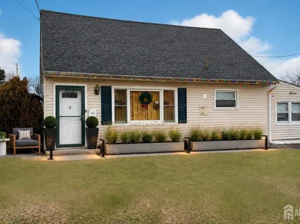 7 Kendall Dr, Parlin, NJ 08859