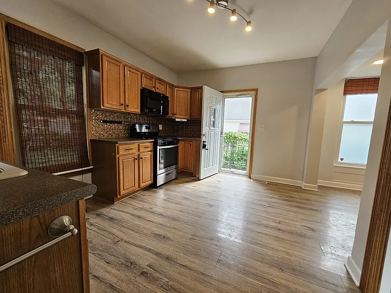 1112 E Cleveland Ave — Photo 8