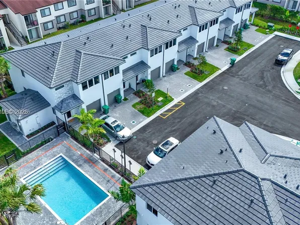 5125 SW 37th St, Hollywood, FL 33023