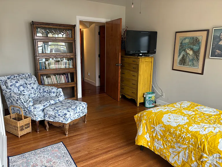 Middle bedroom with twin bed.