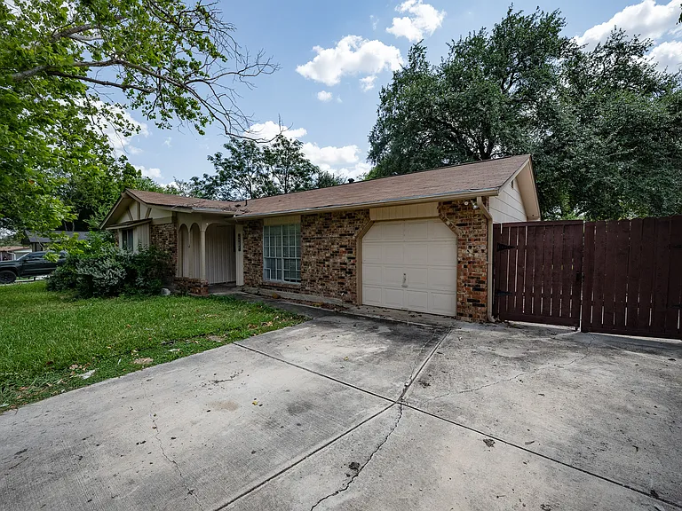 6614 Peachtree Dr — Photo 2