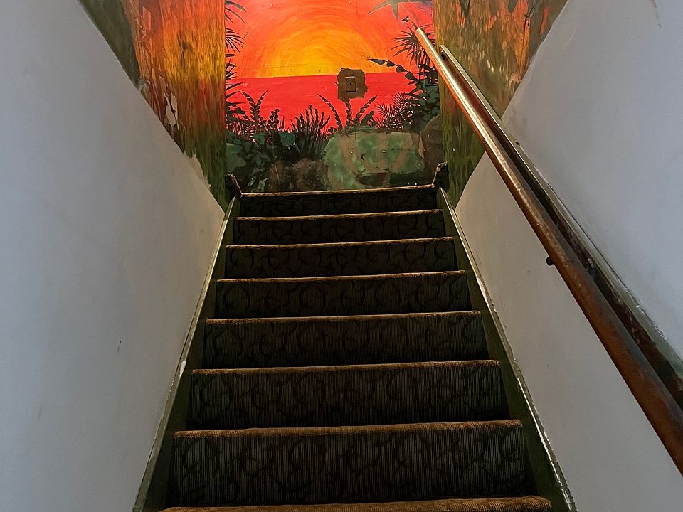 Front Entrance: Stairs