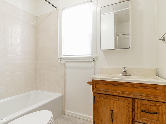 5th image of 3571 Canada St