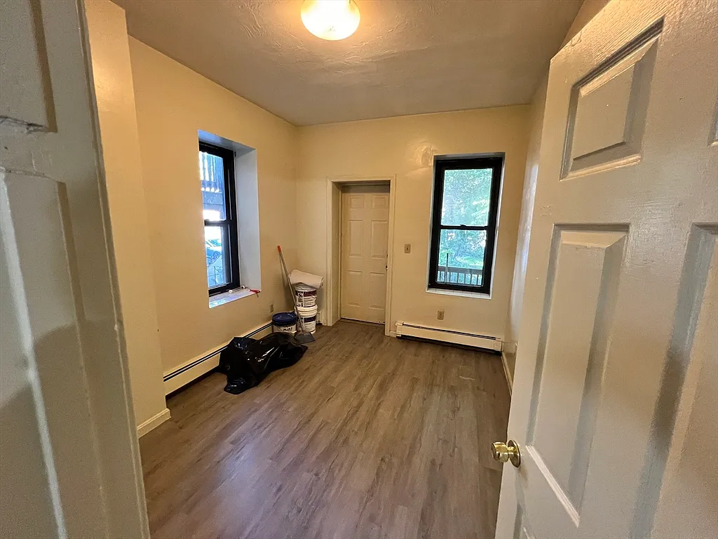 3 bed, 1.5 bath, 1250 sqft, $3,200 — Photo 3