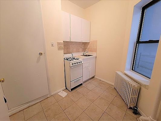 4th image of 657 10th Ave #7A