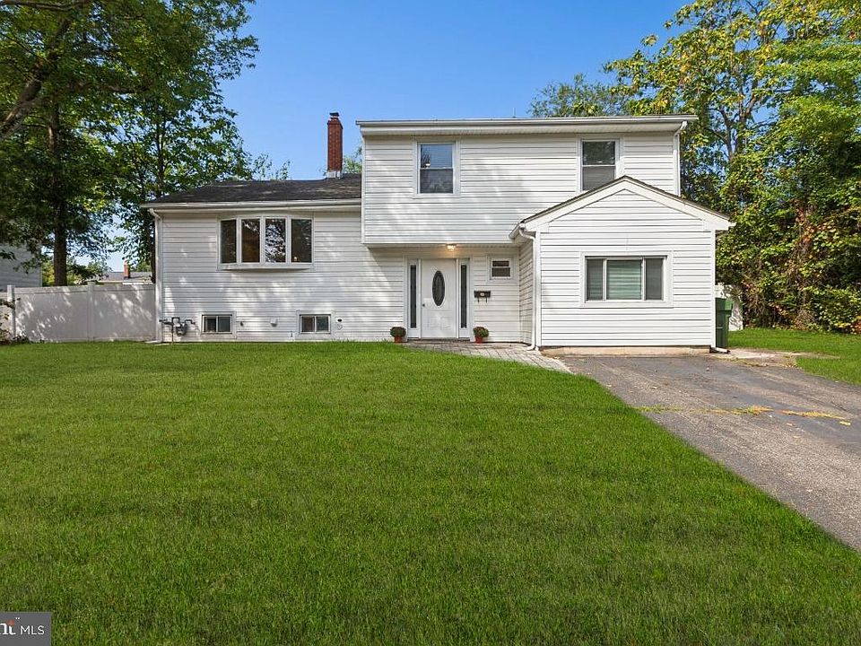 1st image of 5 Waverly Dr E