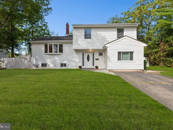 5 Waverly Dr E, Edison, NJ 08817