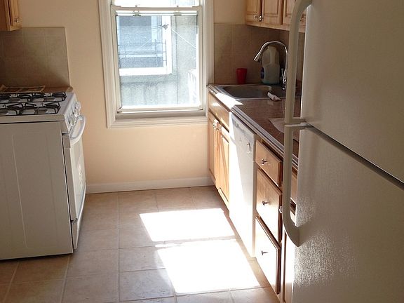 4th image of 2526 34th St APT 3R