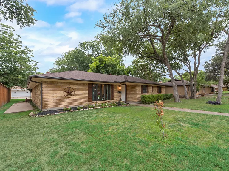 1718 Westminster Dr — Photo 2