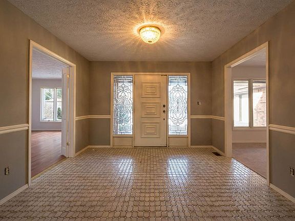 4th image of 601 S Woodscrest Dr