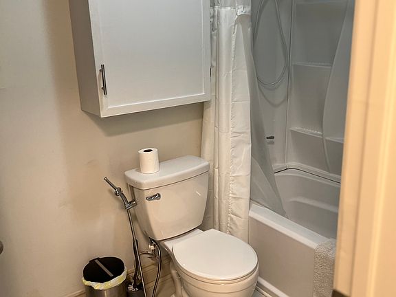 5th image of 109 Sorority Dr
