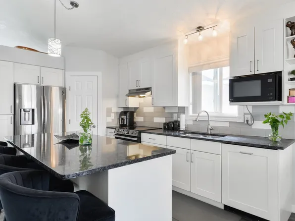 417 Hollick Kenyon Rd NW, Edmonton, AB T5Y 2T9