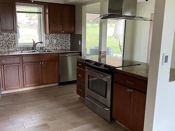 3rd image of 8467 Royalhaven Dr
