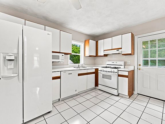 4th image of 28 Endicott St