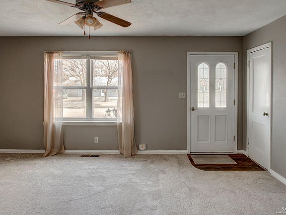 5th image of 806 Seneca Ave