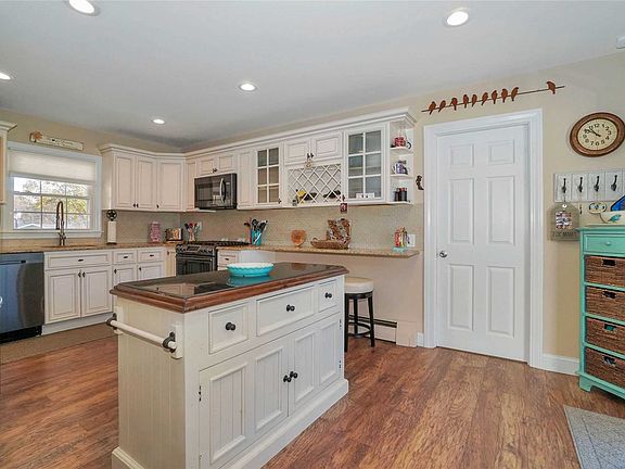 4th image of 134 Sycamore Cir
