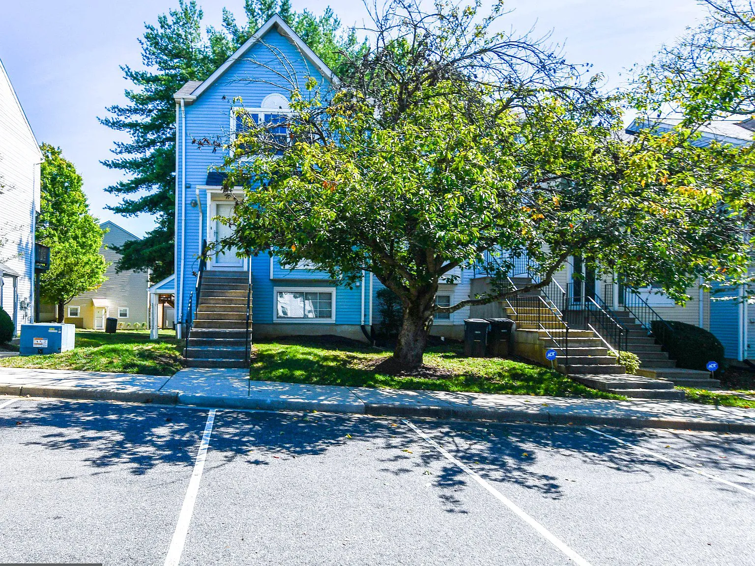 3 bed, 1.5 bath, 1259 sqft, $2,499 — Photo 3