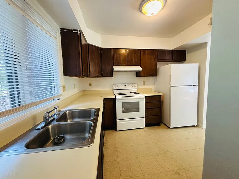 327 Shenandoah Cir — Photo 4