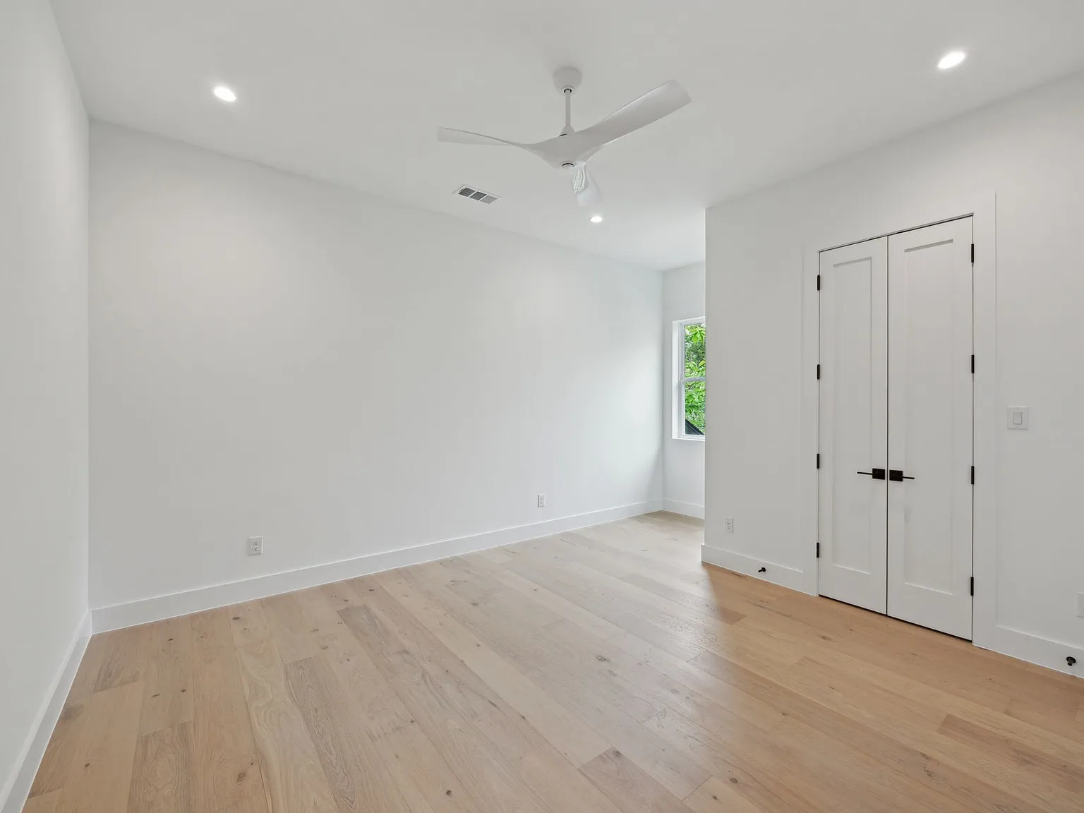 5 bed, 4600 sqft, $10,500 — Photo 2