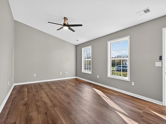 4th image of 410 Wellington Way