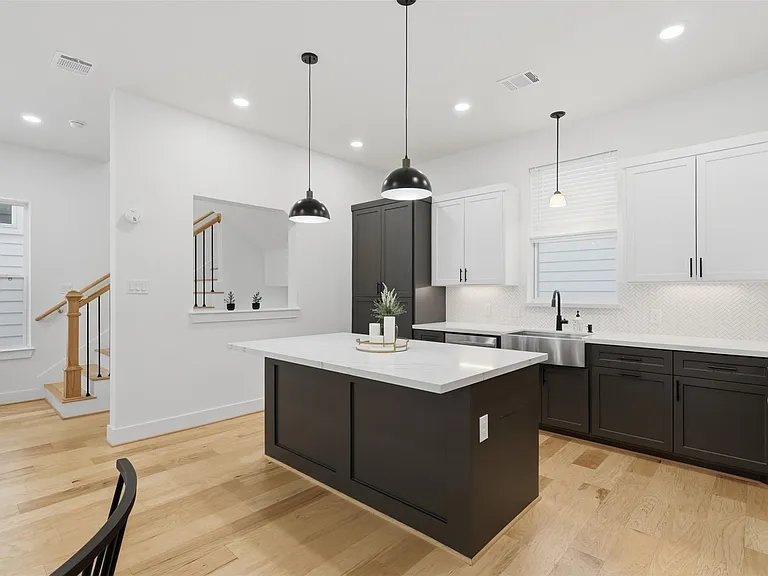 714 W Donovan St #A — Photo 8