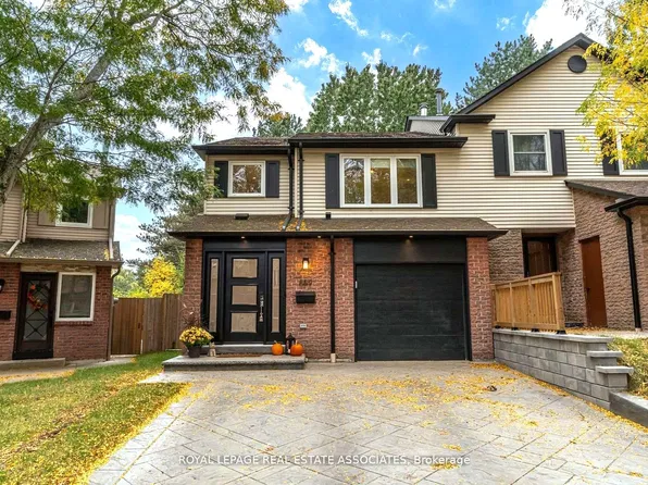 889 Sweetwater Cres, Mississauga, ON L5H 4A7
