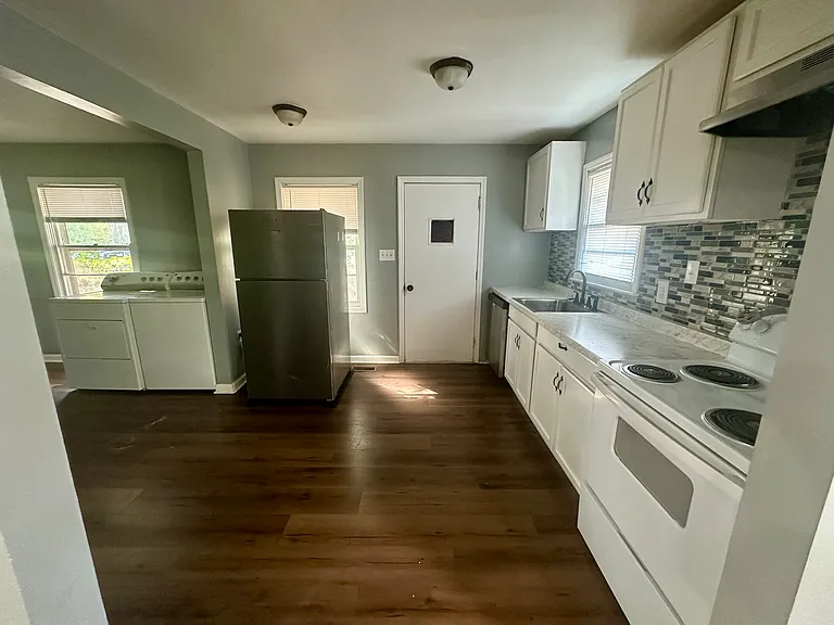 1560 Minurva Dr — Photo 9