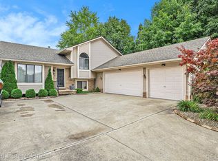 2372 Woodbourne Dr, Waterford, MI