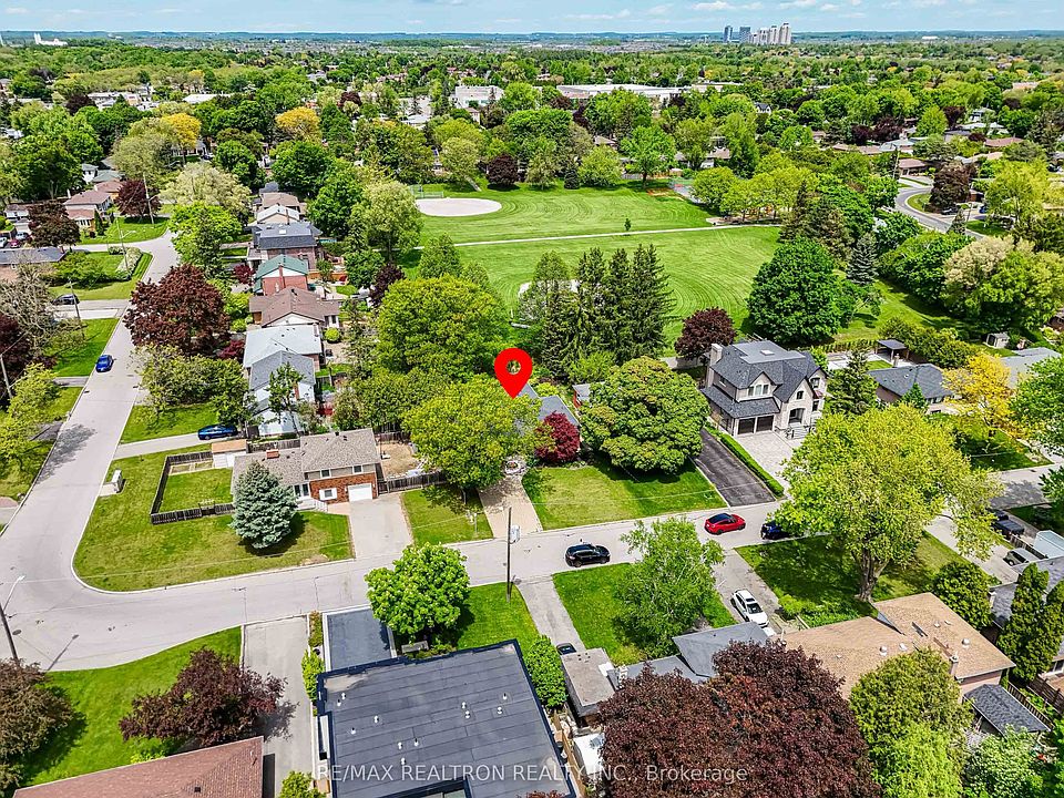 1st image of 15 Lincoln Green Dr