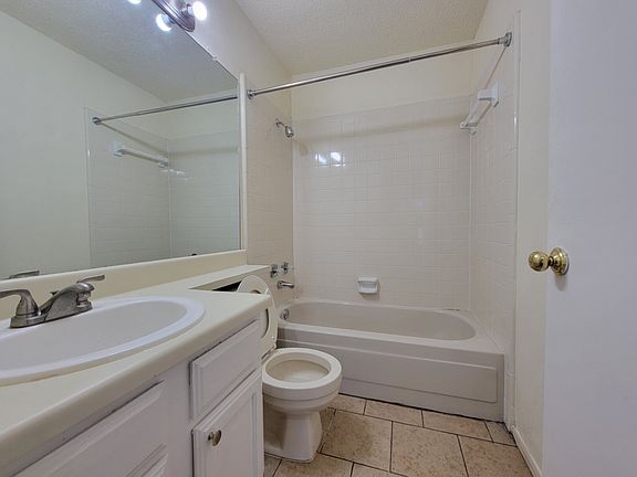 5th image of 833 Colchester Dr