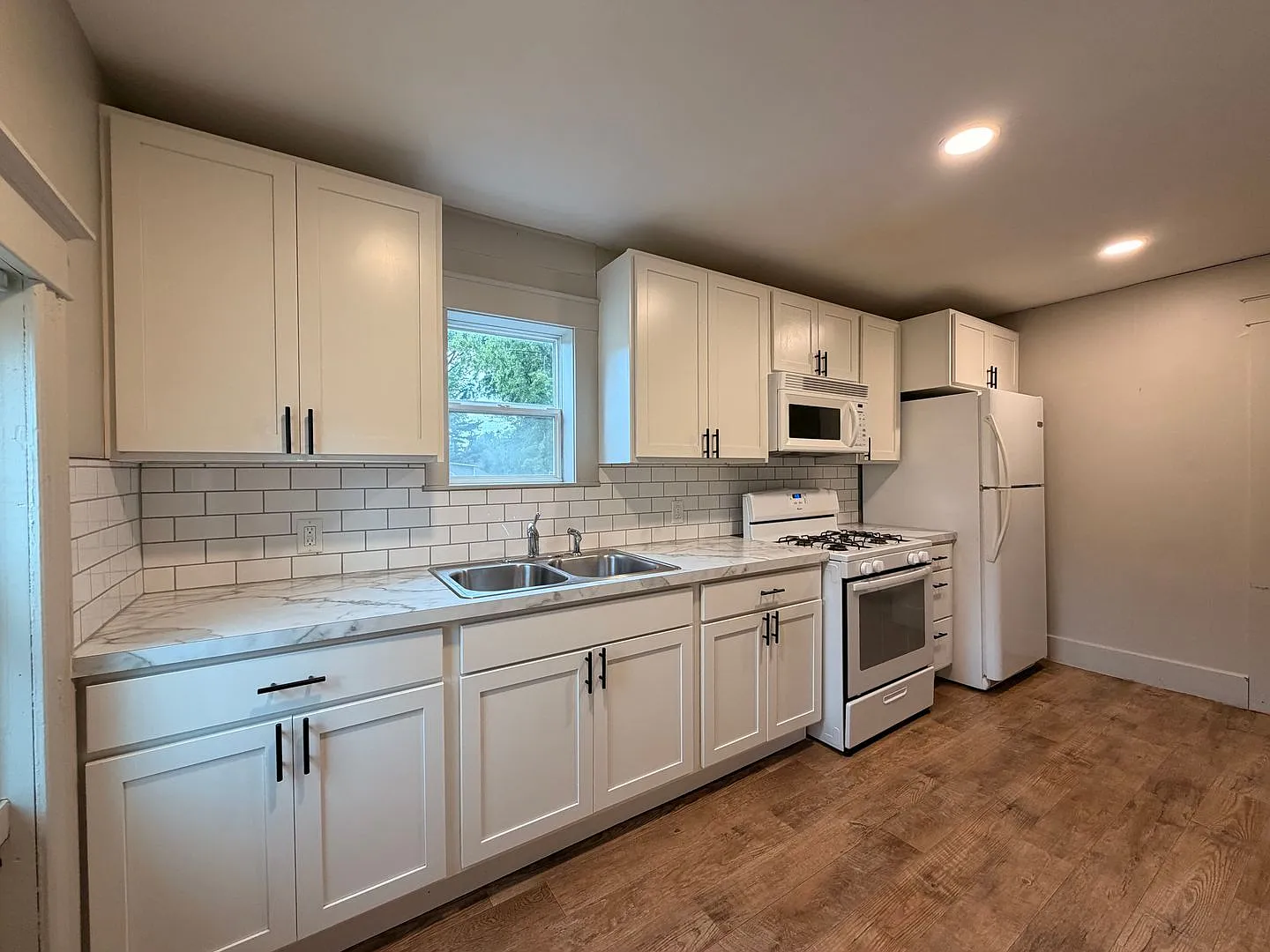 01339 - Van Buren 3361 — Photo 2