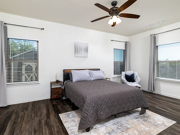 +Primary 
+Attached bathroom
+40" TV
+Queen bed
+Walk-In Closet
+Dresser
+TV
+Ceiling fan
+Blackout curtains
+Desk area