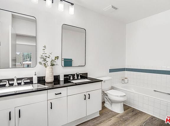 5th image of 514 S Barrington Ave APT 304