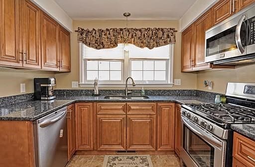 3rd image of 11 Hovey Pond Dr