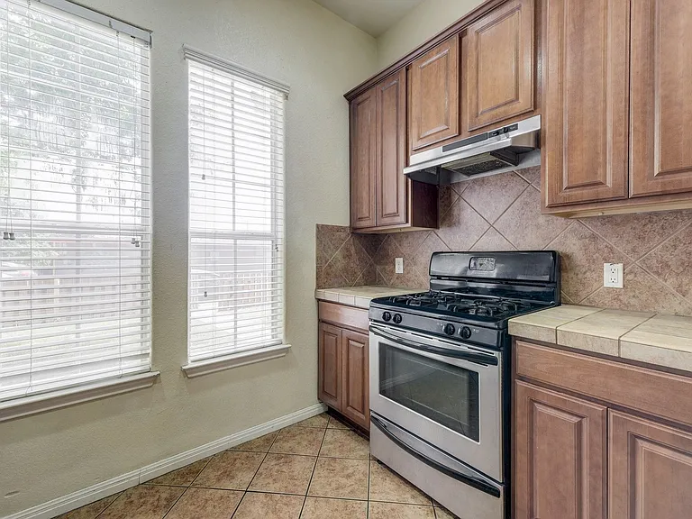 5102 Caswell Ave — Photo 2