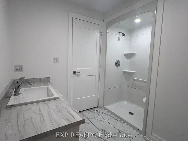 7532 Splendour Dr #UPPER — Photo 16