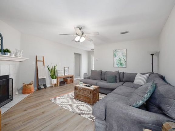2nd image of 1270 Laura Ln