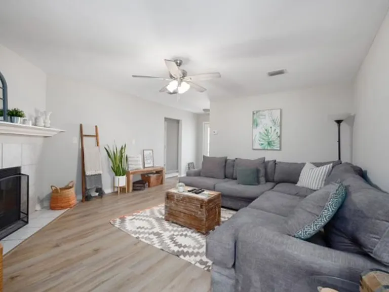 1270 Laura Ln — Photo 2