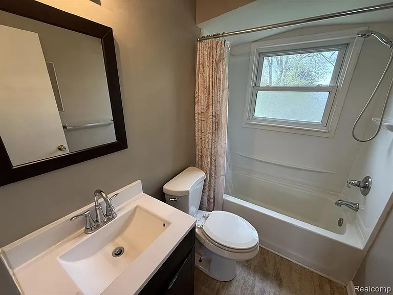 24414 W Chicago — Photo 10