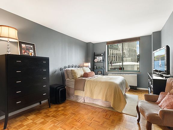 5th image of 295 Greenwich St APT 6F