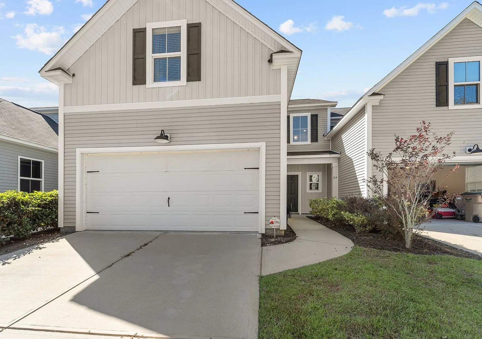 Spacious 4BR Townhome with Main-Level Primary Suite & Loft in Richmond Hill — Photo 2