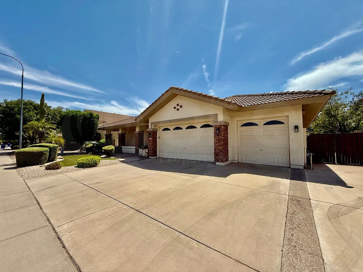 3 bed, 3.0 bath, 2909 sqft, $3,449 — Photo 2